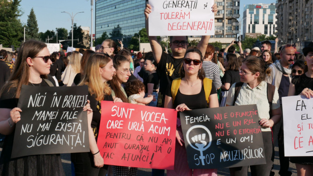 Protest masiv împotriva violenței asupra femeilor în Piața Victoriei