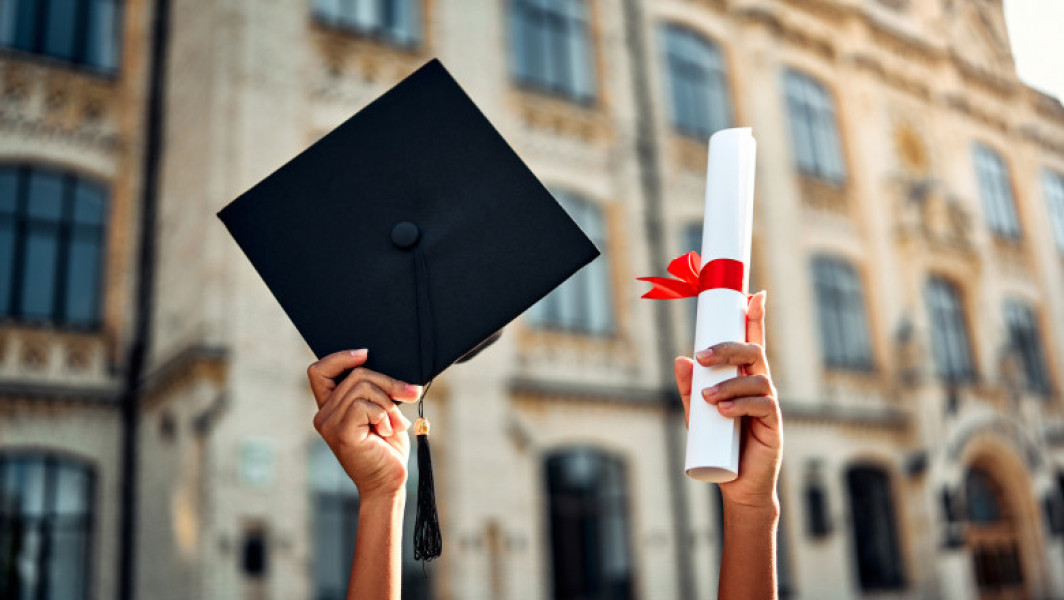 Peste 150 de vârstnici au absolvit Universitatea vârstei a treia din Galați, în cadrul unei ceremonii pline de emoție, notează digi24.ro. Cursurile pentru anul universitar 2024-2025 s-au încheiat cu zâmbete pe chipurile tuturor participanților, pentru care vârsta este doar un număr, iar pofta de cunoaștere rămâne la fel de vie.
