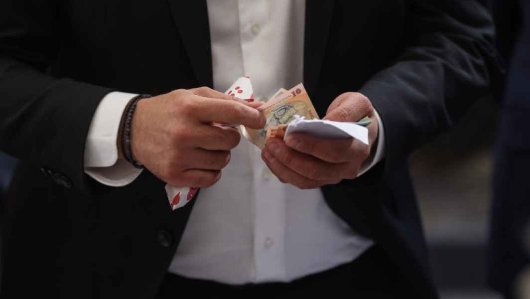 Majoritatea românilor sprijină reducerea cheltuielilor statului, potrivit unui sondaj INS tiat de Digi24.ro. În același timp, opinia publică este împărțită în privința reducerii salariilor personalului bugetar, iar majoritatea este împotriva reducerii investițiilor și creșterii taxelor pentru firme, notează sursa.
