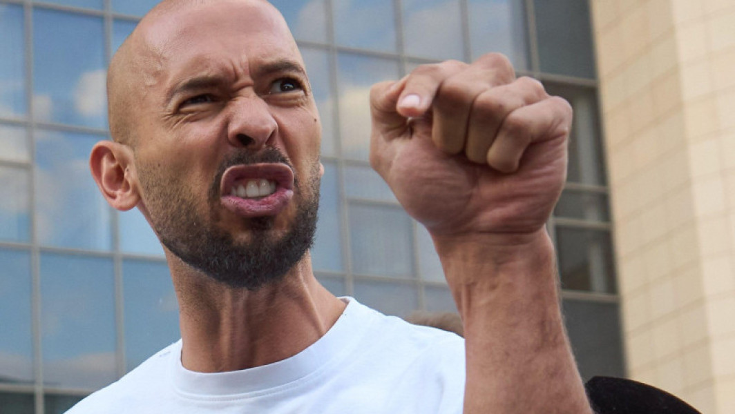 Autoritățile din Vanuatu intenționează să-i retragă cetățenia lui Andrew Tate, după ce s-a demonstrat că acesta a obținut un „pașaport de aur” în același timp în care era arestat în România în 2022, potrivit BBC. Se pare că influencerul a dobândit cetățenia în cadrul unui program special destinat celor care investesc cel puțin 130.000 de dolari în arhipelagul Pacific, conform unei investigații realizate de Organised Crime and Corruption Reporting Project, potrivit site-ului News.ro.