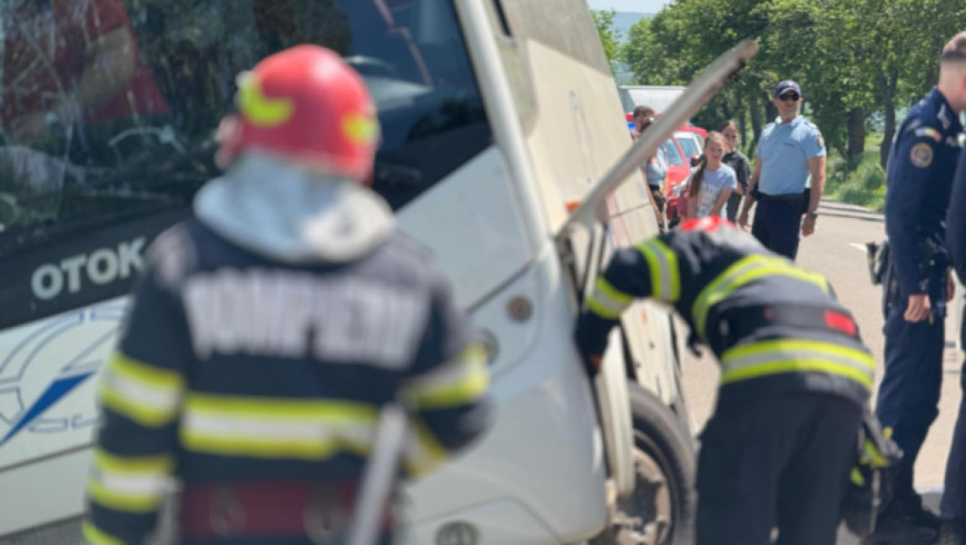 Planul Roșu de Intervenție a fost activat în județul Botoșani după un accident grav în localitatea Ungureni, pe DN 29, unde un autocar s-a răsturnat. Potrivit ISU Botoșani, în autocar se aflau 12 persoane, iar două dintre acestea au fost rănite. Rănile sunt ușoare, fiind vorba de un bărbat și o femeie, ambii fiind conștienți și cooperanți, precizează sursa citată pe digi24.ro.