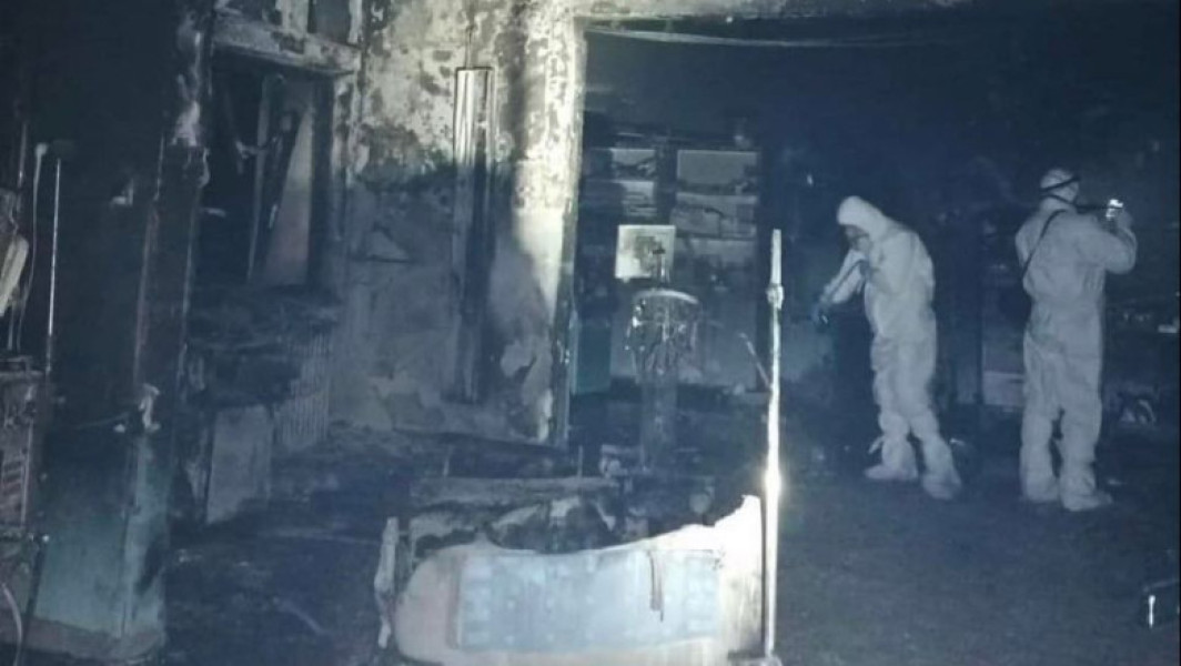 Procesul pentru tragedia de la Spitalul din Piatra Neamț merge mai departe, după aproape cinci ani de la dezastru. Potrivit digi24.ro, doi asistente medicale acuzați de neglijență au fost trimiși în judecată, fiind suspectate că ar fi avut un rol în incendiu. Judecătorul de cameră preliminară a respins toate contestațiile depuse de cele două asistente și de spital, astfel că procesul urmează să înceapă, dacă nu vor fi făcute apeluri suplimentare.