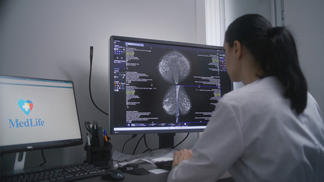 România face pași importanți în adoptarea inteligenței artificiale în medicină, conform digi24.ro. Potrivit site-ului, MedLife a lansat în premieră un proiect pilot care combină AI-ul cu imagistica medicală pentru a sprijini medicii în redactarea rapoartelor. Algoritmul AI specializat învață din aproape un milion de imagini RMN și din experiența medicilor pentru a asigura acuratețea și coerența documentației medicale.