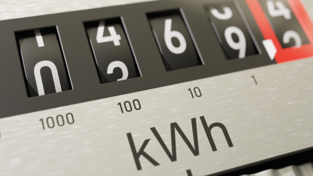 De luna viitoare, românii ar putea plăti facturi mai mari la energie, potrivit digi24.ro. Expira plafonarea tarifelor și furnizorii încep să trimită oferte cu tarife duble, notează sursa. Guvernul nu a adoptat încă măsuri clare de sprijin pentru persoanele vulnerabile, însă autoritățile analizează mai multe variante, precum acordarea de ajutoare pentru cei cu venituri mici sau reducerea cotei de TVA pentru facturile la energie.