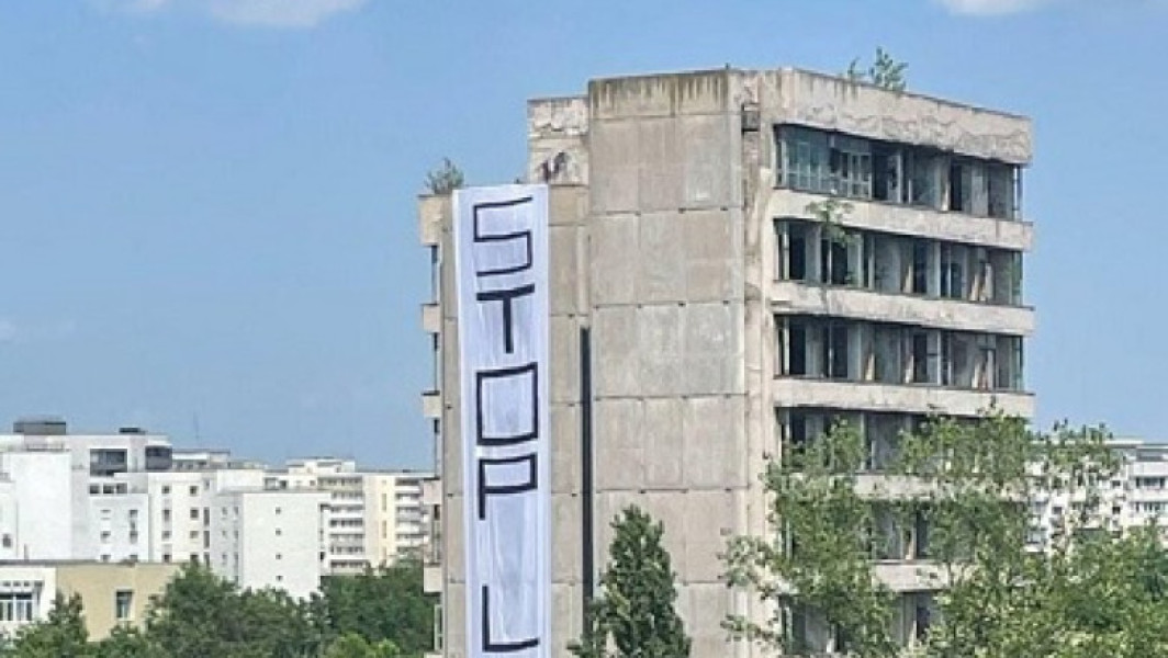 Banner homofob afișat pe o clădire abandonată în cartierul Titan din București