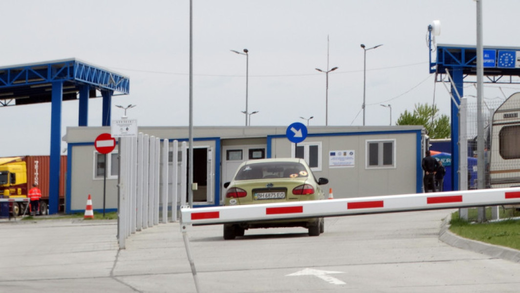 Un nou pod peste Dunăre în regiunea Odesa, care va conecta Ucraina cu România, se află în plan de construcție, potrivit Ukrainskaia Pravda. Potrivit sursei, proiectul face parte dintr-un mare coridor de transport sudic și va lega satul Orlivka din raionul Izmail de orașul românesc Isaccea. Aceasta va fi o componentă importantă a traseului internațional E87, ce leagă Ucraina de România, Bulgaria și Turcia.