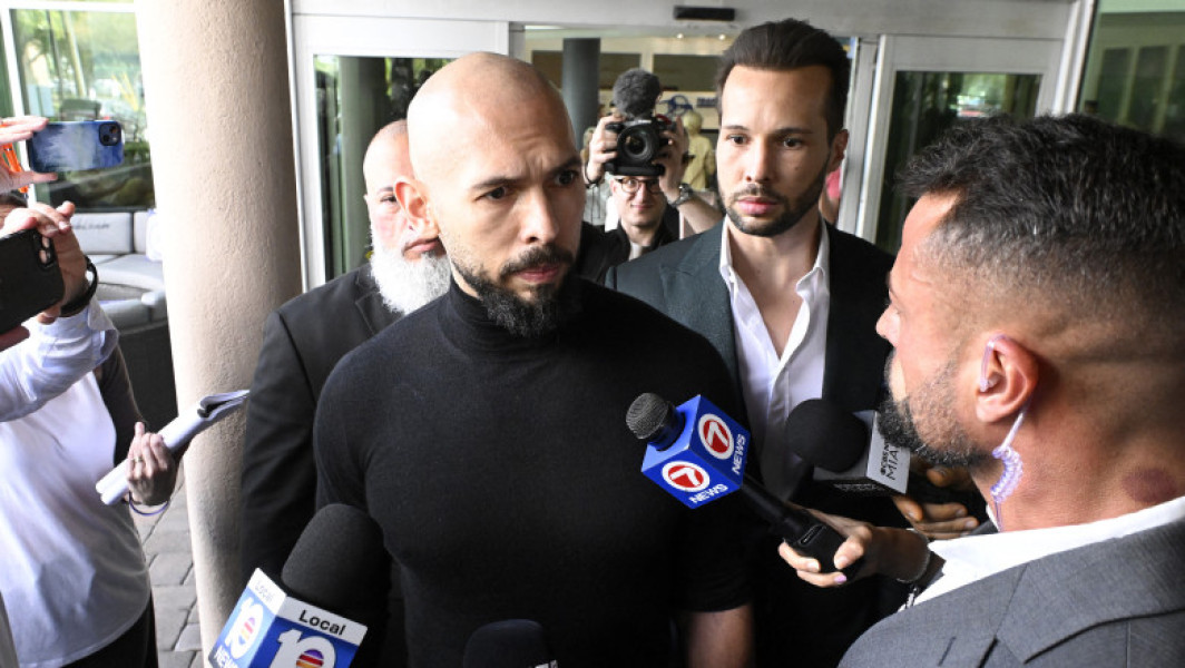 Andrew Tate, surprins de polițiștii rutieri în traffic, circula cu 196 km/h pe Drumul Național 7 în localitatea Bujoreni, județul Vâlcea, potrivit digi24.ro. Povestea a avut loc sâmbătă, iar influencerul nu a respectat limita de viteză de 50 km/h în zonă, conducând cu 146 km/h peste limita legală într-o localitate.
