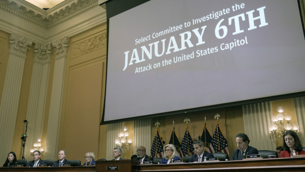 Cinci membri ai grupului extremist american "Proud Boys" solicită Departamentului de Justiție despăgubiri de 100 de milioane de dolari, potrivit AFP, citând sursa digi24.ro. Acești membri au depus vineri o plângere la un tribunal federal din Florida, acuzând că au fost victime ale unei „persecutii motivate politic” menite să îi pedepsească pentru implicarea în asaltul asupra Capitoliului din Washington.