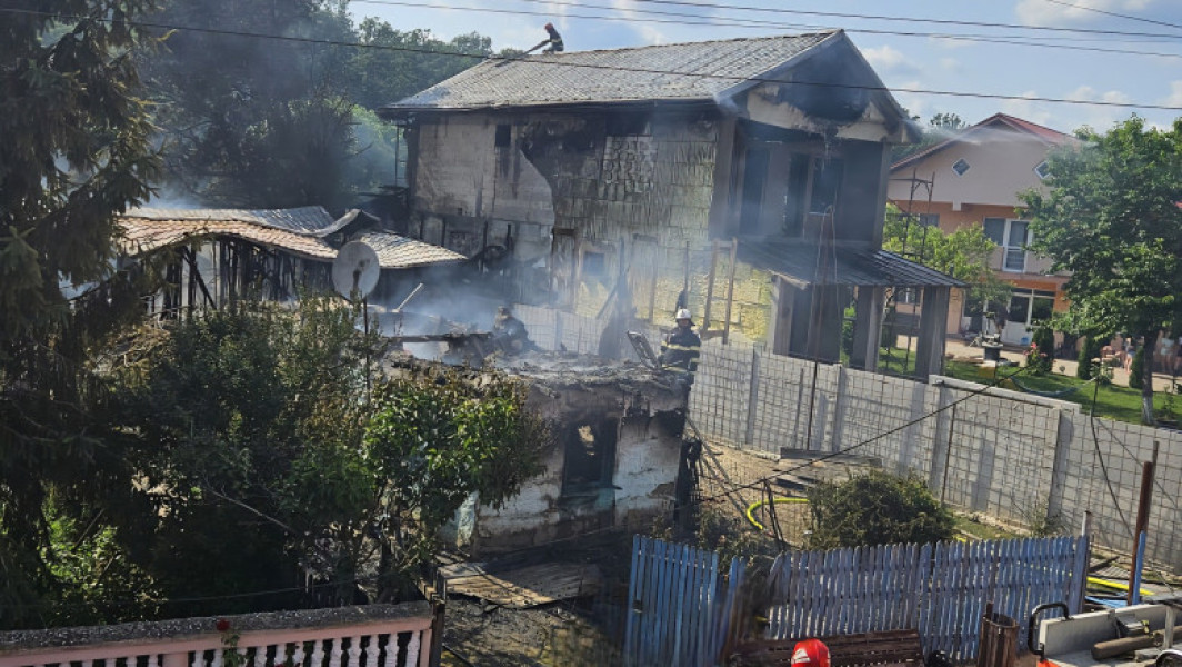Trei case din Poiana lui Stanga, cuprinse de un incendiu în Giurgiu