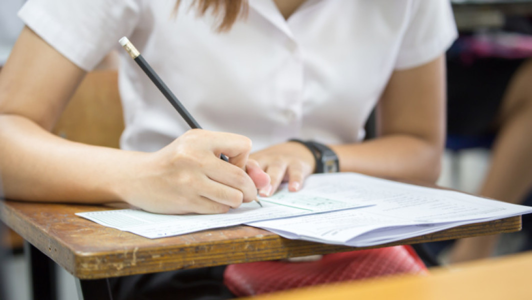 Elevii apartinand minoritatilor nationale vor susține, luni, proba scrisă la Limba și literatura maternă în cadrul primei sesiuni a examenului național de Bacalaureat, conform calendarului aprobat de Ministerul Educației și Cercetării. Potrivit sursei digi24.ro, subiectele și baremul de corectare vor fi publicate pe edu.ro, dar pot fi consultate și pe site-ul menționat.