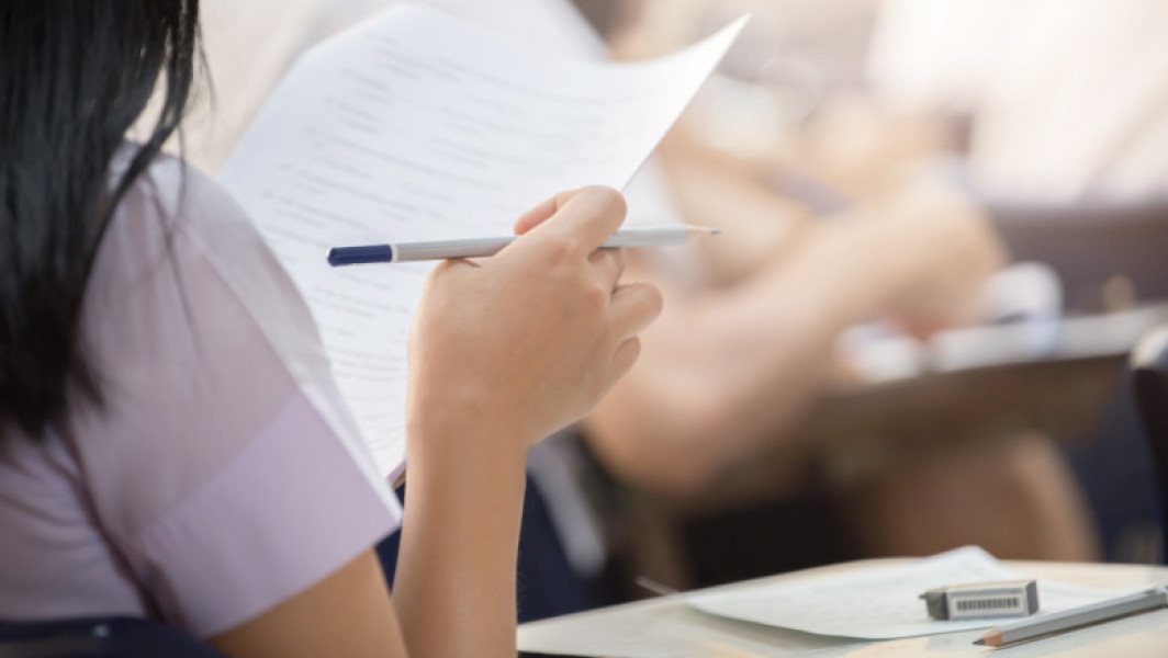 Rezultatele examenului de bacalaureat 2025 vor fi afișate vineri, 20 iunie, până la ora 12.00, potrivit comunicatului Ministerului Educației, notează digi24.ro. Elevii vor putea verifica notele pe site-ul oficial al ministerului și la avizierele centrelor de examen, utilizând codul unic primit la începutul probelor scrise. Conform calendarului publicat, elevii nemulțumiți de rezultate vor avea posibilitatea să depună contestații în aceeași zi, 20 iunie, dar și pe 23 și 24 iunie.