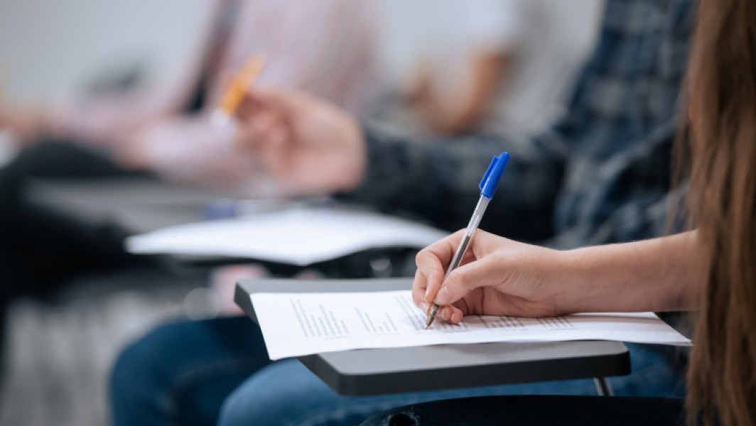 Începând cu sesiunea din 2025, elevii care susțin examenul național de bacalaureat vor avea, pentru prima dată, posibilitatea să vizualizeze lucrările scrise înainte de a decide dacă depun sau nu o contestatie. Potrivit Ministerului Educației și Cercetării, această măsură trebuie să le ofere candidaților șansa de a identifica eventuale greșeli înainte ca rezultatele finale să fie publicate.