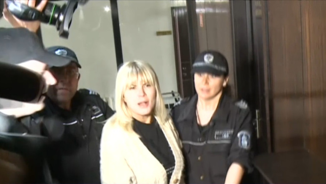Elena Udrea ar putea fi eliberată condiționat, dar decizia depinde de două ședințe de judecată, iar una dintre ele va avea loc marți. Judecătorii vor decide în această săptămână dacă fostul politician va rămâne în continuare după gratii sau va fi eliberat. Magistratii au stabilit termen de judecată data de 19 iunie, notează digi24.ro.