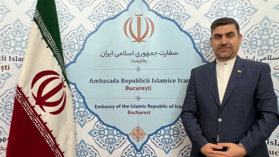 Iranul își continuă programul nuclear cu scopuri civile, dar insistența liderului suprem Ali Khamenei de a dezvolta uraniu îmbogățit la nivelul de 90% ridică întrebări despre intențiile reale ale țării. Ambasadorul Iranului la București, Seyed Hossein Sadat Meidani, explică că Iranul a început dezvoltarea industriei nucleare indigene pentru că a fost blocat de accesul la piețele internaționale. Cu toate acestea, el subliniază că uraniul imbogățit nu este necesar doar pentru centralele nucleare, ci și pentru a avea posibilitatea de a produce arme nucleare dacă va fi nevoie.