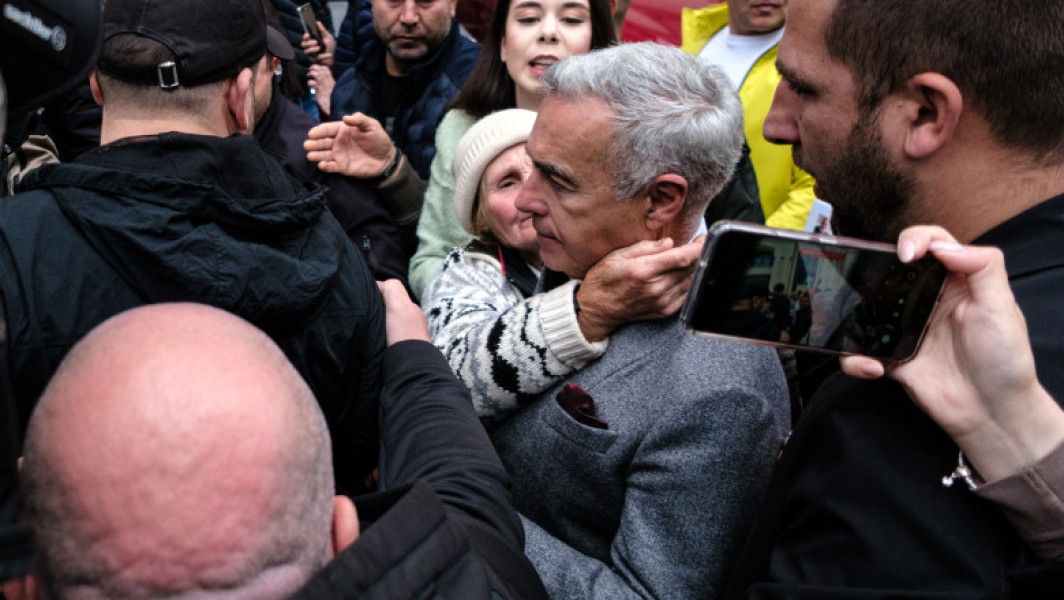 Calin Georgescu, fost candidat independent la alegerile prezidențiale, le-a solicitat susținătorilor să nu întreprindă nimic până în septembrie, când va avea loc o audiere în curtea unui dosar privind o amendă primită de la Autoritatea Electorală Permanentă. Potrivit lui Georgescu, în luna aprilie, AEP i-a emis un proces-verbal de amendă în valoare de 200.000 lei. El notează că a plătit jumătate din sumă în termenul legal și a contestat amenda în instanță, cu termen de judecată stabilit pentru septembrie 2025. Într-o postare publicată pe Facebook, fostul candidat a spus: „Termenul de judecată este în septembrie 2025, iar până atunci vom reveni cu noutăți în funcție de evoluția dosarului.”