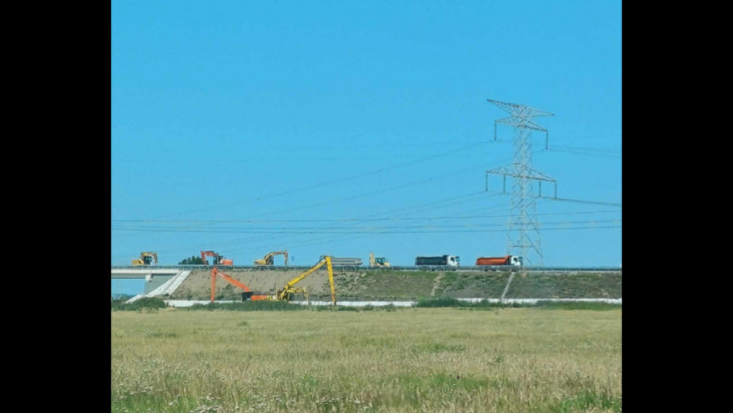 Drumul de legătură dintre podul suspendat de la Brăila și Tulcea, care a fost reparat de mai multe ori, intră din nou în lucrări capitale