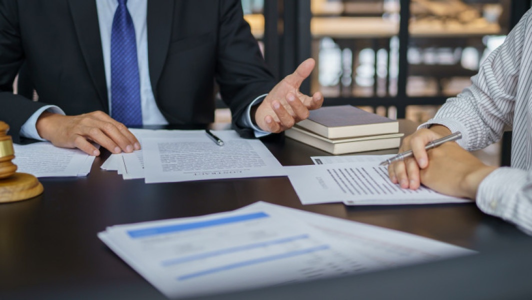 Brasovenii beneficiază de consultanță juridică gratuită prin proiectul „Avocatul de serviciu”