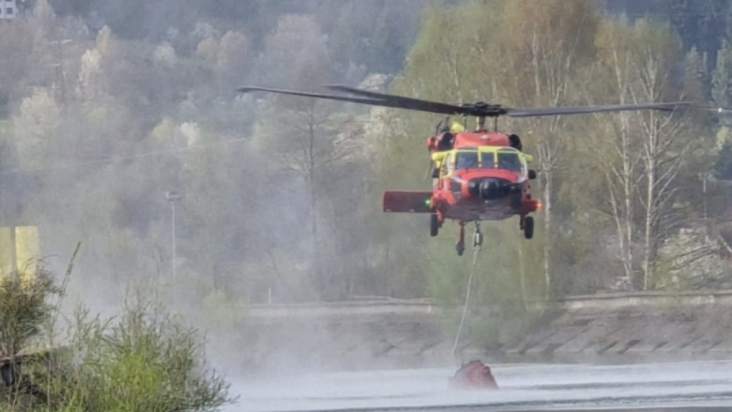 Incendii de vegetație în Caraș-Severin, pompierii acționează cu elicoptere