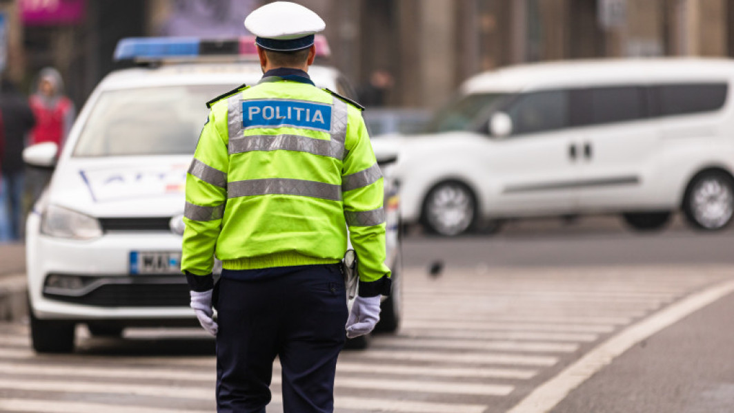 Peste 650 de șoferi și-au pierdut permisul în ultimele 24 de ore pentru diferite abateri în trafic, anunță Poliția Română. Potrivit datelor, 127 de permise au fost suspendate pentru viteză excesivă, iar 148 pentru conducere sub influența alcoolului. În cadrul acțiunii, polițiștii rutieri au identificat 168 de infracțiuni legate de circulație pe drumurile publice, și au reținut 664 de permise de conducere.