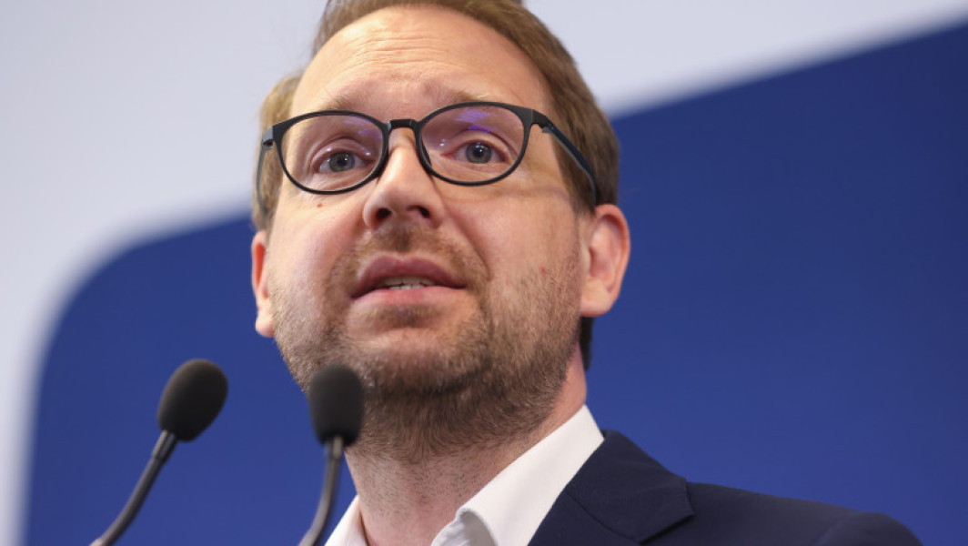 USR a votat pentru intrarea la guvernare cu patru ministri, cu 94% din voturi, în cadrul congresului de duminică. Președintele formațiunii, Dominic Fritz, a declarat că partidul este pregătit să ia această responsabilitate.