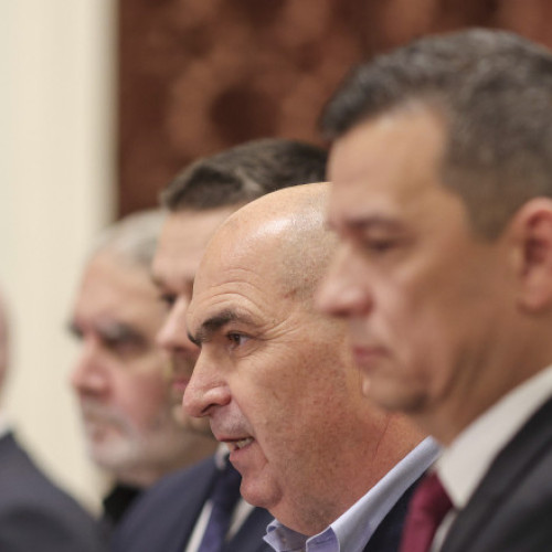 Guvernul nou se pregătește rapid să-și înceapă activitatea, după negocieri îndelungate pe tema programului economic și a acordului politic. Potrivit digi24.ro, protocolul de constituire a coaliției va fi semnat luni dimineața la Senat, incluzând și rotația guvernamentală. În aceeași zi, urmează să aibă loc audierile miniștrilor propuși și votul de încredere în Parlament, după care, cel mai probabil, miercuri dimineața, va avea loc ceremonialul de depunere a jurământului în fața președintelui Nicolae Ciucă și prima ședință de guvern.