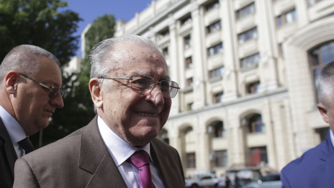 Ion Iliescu, fostul președinte al României, rămâne internat la terapie intensiva