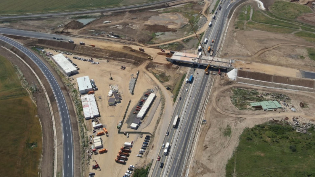 Se apropie finalizarea lucrărilor la drumul expres Craiova – Pitesti, iar circulația pe noua rută de mare viteză între Craiova și București va fi posibilă în luna iulie, anunță directorul general al CNAIR, Cristian Pistol.