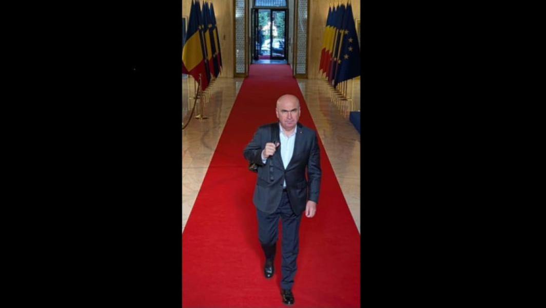 Ilie Bolojan a devenit oficial prim-ministru al României într-o ședință comună a Camerelor reunite ale Parlamentului, notează digi24.ro. În ziua inaugurării, Bolojan a publicat pe Facebook o fotografie în care apare intrând în Palatul Victoria, cu un rucsac în spate, și a transmis un mesaj scurt: „Buna dimineața! Prima zi în slujba țării noastre la Palatul Victoria”.