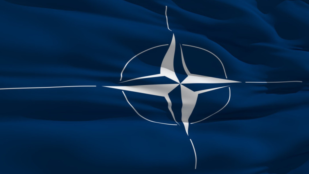 românii își păstrează încrederea ridicată în NATO și Uniunea Europeană
