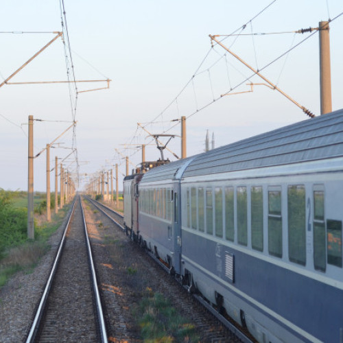 CFR SA va reduce viteza trenurilor pe liniile unde temperatura atinge sau depășește 50 de grade Celsius, din cauza prognosticulor meteo care indică temperaturi extreme la nivel național în perioada următoare, transmite Agerpres.