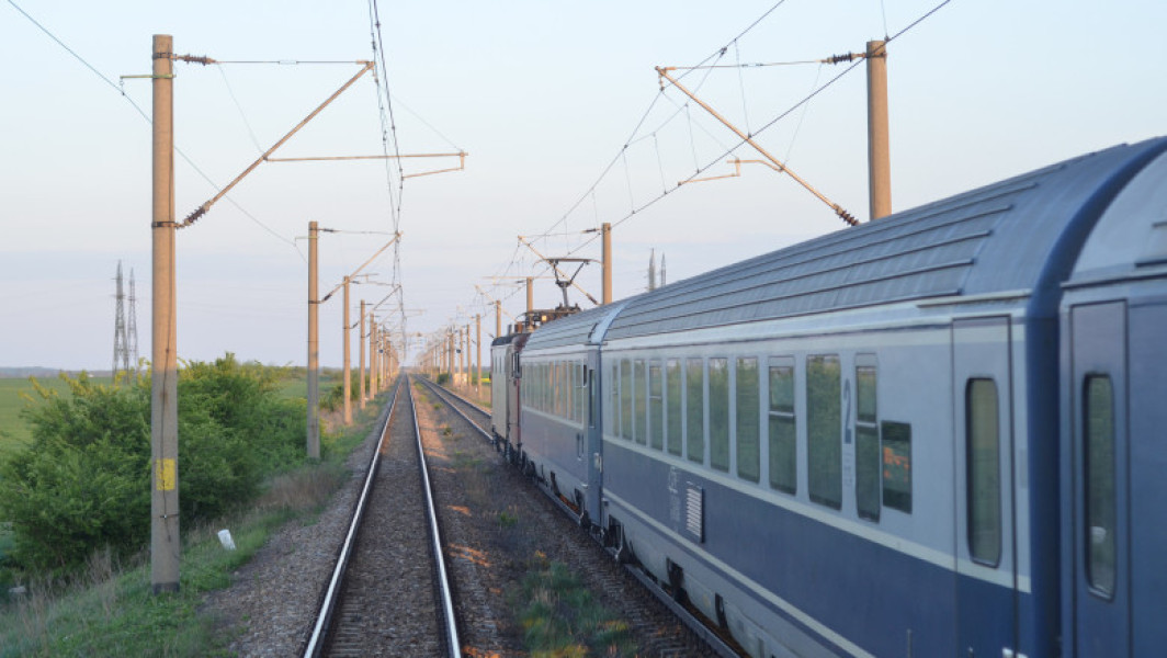 CFR SA va reduce viteza trenurilor pe liniile unde temperatura atinge sau depășește 50 de grade Celsius, din cauza prognosticulor meteo care indică temperaturi extreme la nivel național în perioada următoare, transmite Agerpres.