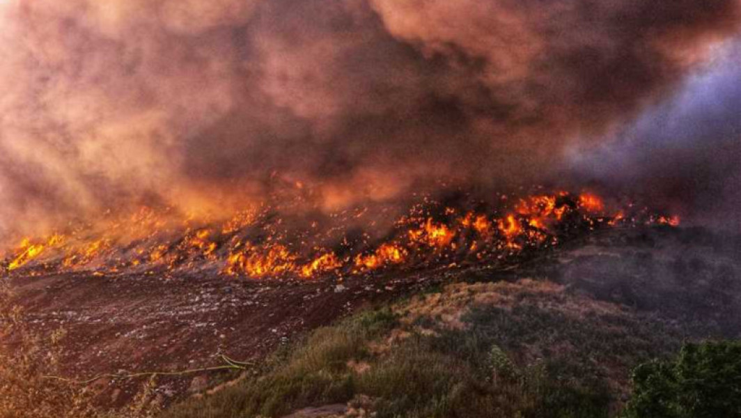 incendiu la groapa de gunoi din Aninoasa, județul Dâmbovița