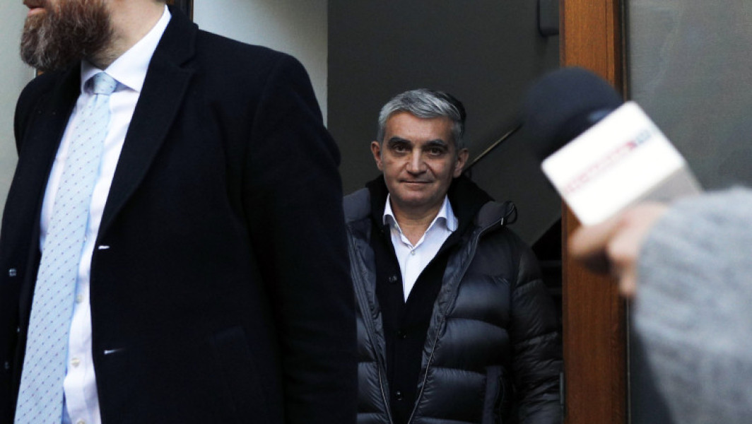 Vlad Oprea, primarul orașului Sinaia, rămâne în arest preventiv pentru încă 30 de zile, potrivit surselor digi24.ro. El a fost plasat în arest din luna mai, după ce a încălcat controlul judiciar inițial stabilit de procurori. Conform informațiilor, procurorii l-au interceptat în timpul unei întâlniri cu viceprimarul orașului, în care Oprea dădea indicații despre angajați și contracte ale primăriei.