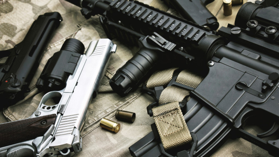 Percheziții în cazul traficului ilegal de arme militare