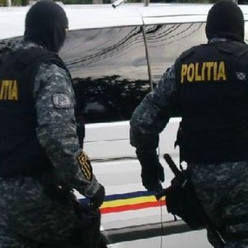Bărbat care și-a sechestrat copiii și a amenințat polițiștii, arestat în urma unui incident violent