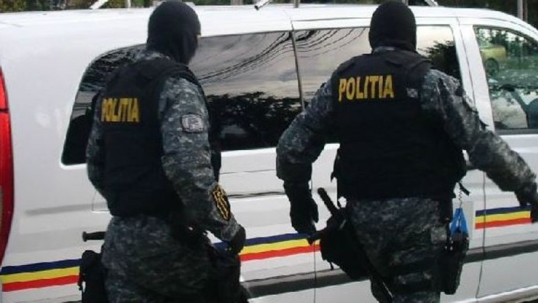 Bărbat care și-a sechestrat copiii și a amenințat polițiștii, arestat în urma unui incident violent