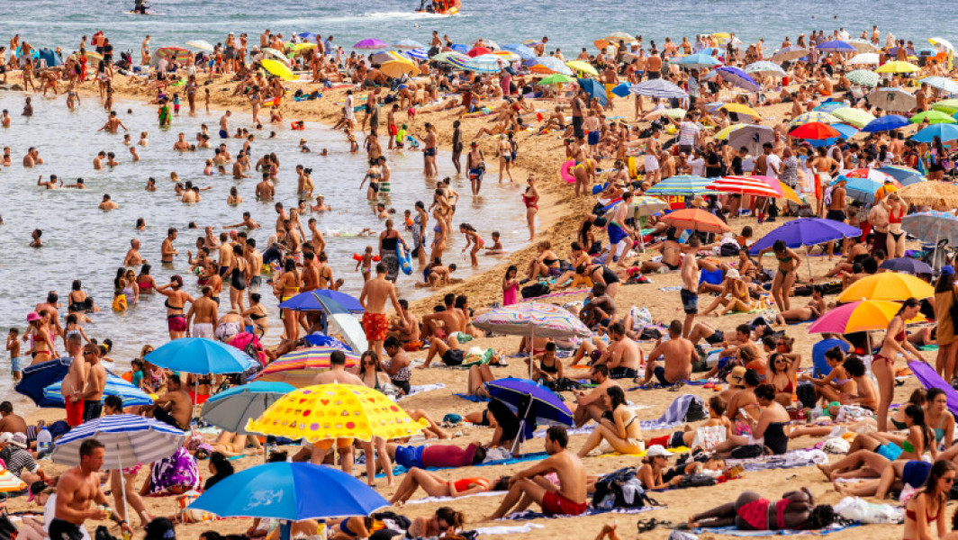 Litoralul, plin de turiști și caniculă, atrage oamenii înspre plajă
