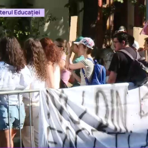 Proteste ale elevilor și studenților față de reducerea burselor în România