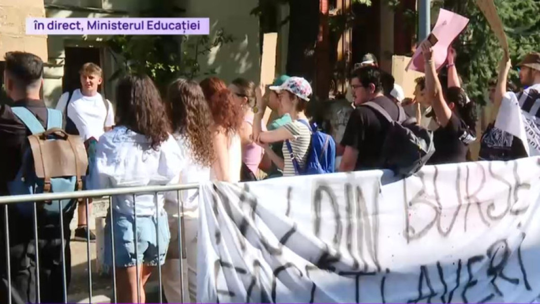 Proteste ale elevilor și studenților față de reducerea burselor în România