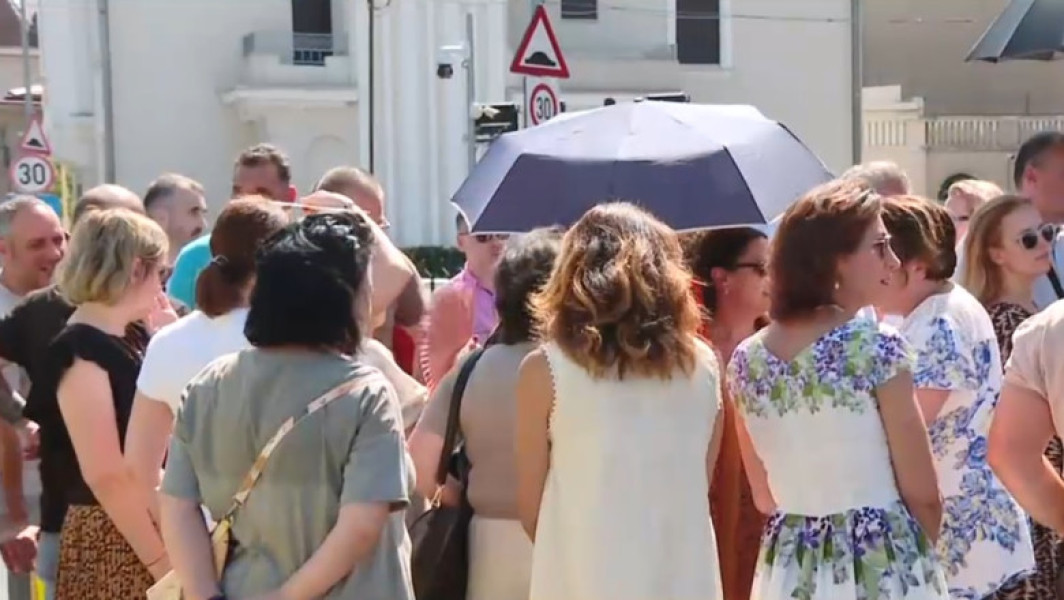 occupationarea subordonaților premierului Ilie Bolojan cu proteste în fața guvernului înainte de adoptarea unor măsuri de reducere a sporurilor