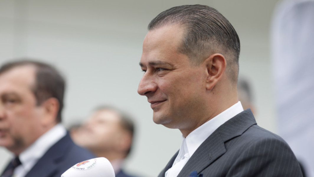 Lucrările de consolidare a planșeului Pasajului Unirii, din Sectorul 4 al Capitalei, se află pe drumul cel bun, potrivit primarului Daniel Băluță. Acesta speră ca cel puțin două benzi de circulație să fie redeschise traficului înainte de termenul stabilit inițial, în condițiile în care lucrările sunt în grafic, conform planificării, și nu există impedimente în prezent.