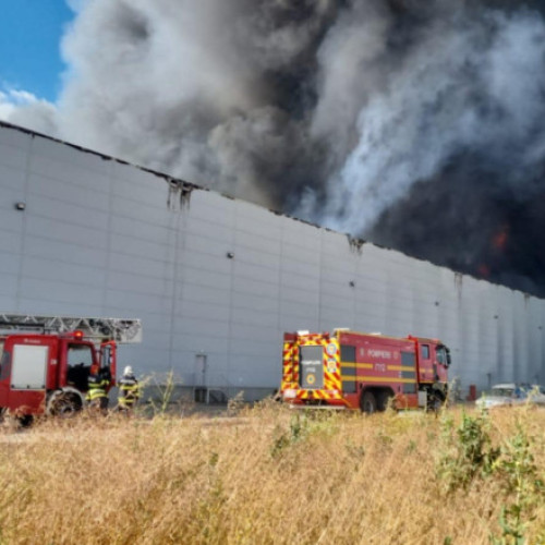 Incendiu într-o hală din apropierea autostrăzii A1