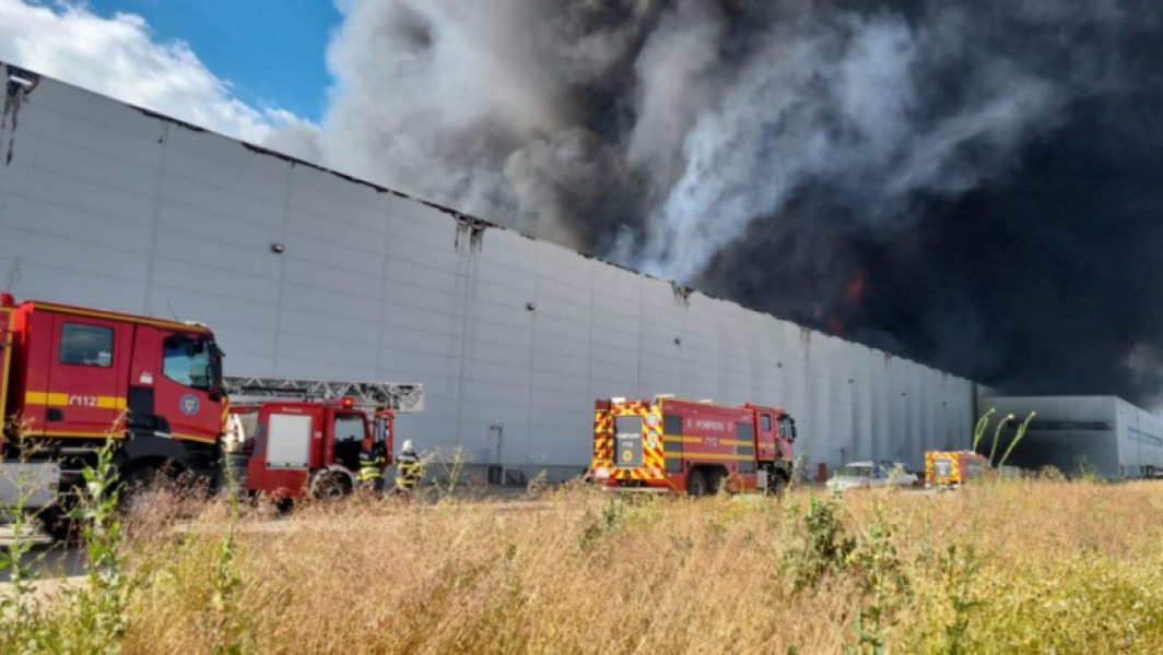 Incendiu într-o hală din apropierea autostrăzii A1
