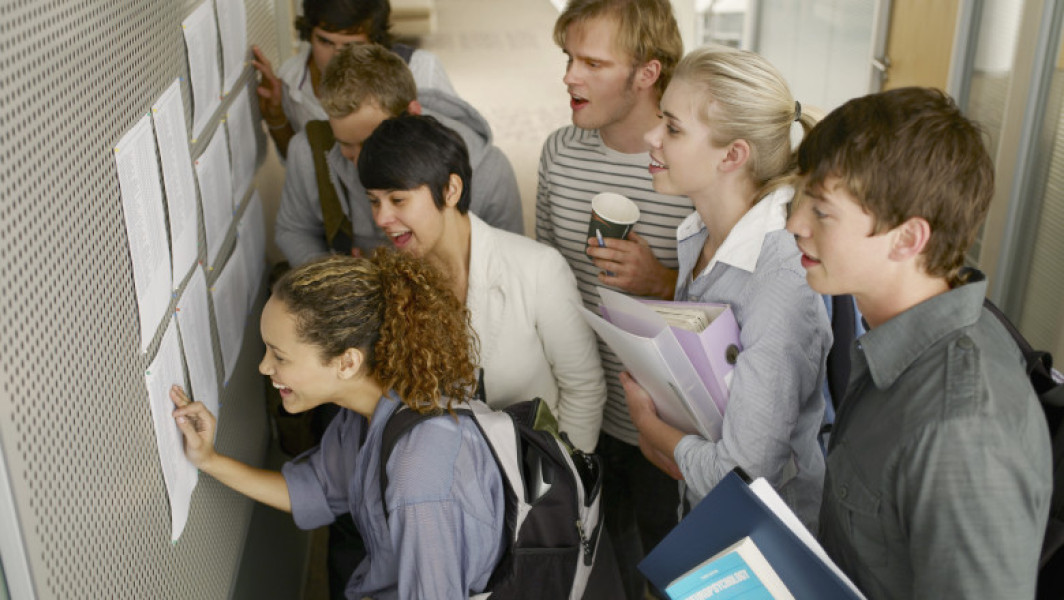 Rezultatele examenului național de bacalaureat 2025, după prima afișare, au fost publicate vineri, 20 iunie. Elevii au avut trei zile la dispoziție pentru a depune contestatii, respectiv până pe 24 iunie, inclusiv. Potrivit datelor oficiale, rezultatele finale, după soluționarea tuturor contestațiilor, vor fi afișate luni, 30 iunie, până la ora 12:00, anunță Ministerul Educației.