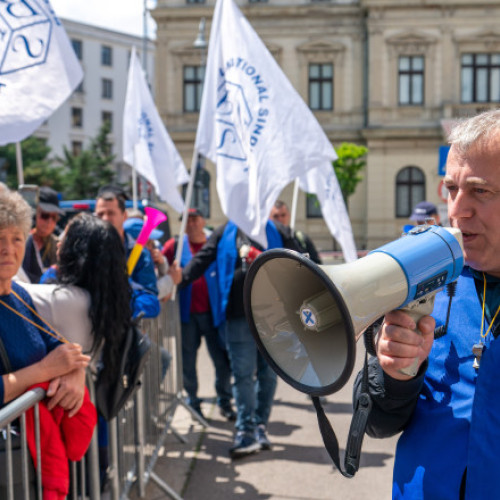 Sindicatele din România se pregătesc să protesteze împotriva măsurilor anunțate de Guvern pentru reducerea deficitului bugetar. Liderii acestora au criticat guvernanții pentru că nu au consultat sindicatele înainte de a prezenta planurile. Potrivit unor informații, sindicatelor li s-a respins inițial solicitarea de a elimina anumite articole din ordonanța de urgență, însă au reușit să obțină acest lucru după intervențiile lor în cadrul Consiliului de Dialog Social.