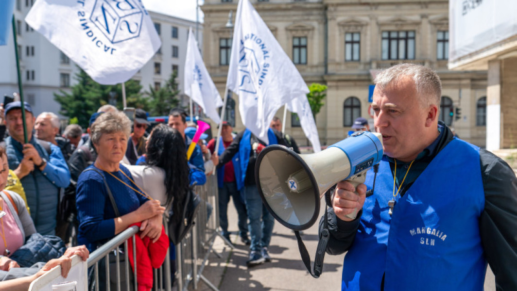 Sindicatele din România se pregătesc să protesteze împotriva măsurilor anunțate de Guvern pentru reducerea deficitului bugetar. Liderii acestora au criticat guvernanții pentru că nu au consultat sindicatele înainte de a prezenta planurile. Potrivit unor informații, sindicatelor li s-a respins inițial solicitarea de a elimina anumite articole din ordonanța de urgență, însă au reușit să obțină acest lucru după intervențiile lor în cadrul Consiliului de Dialog Social.