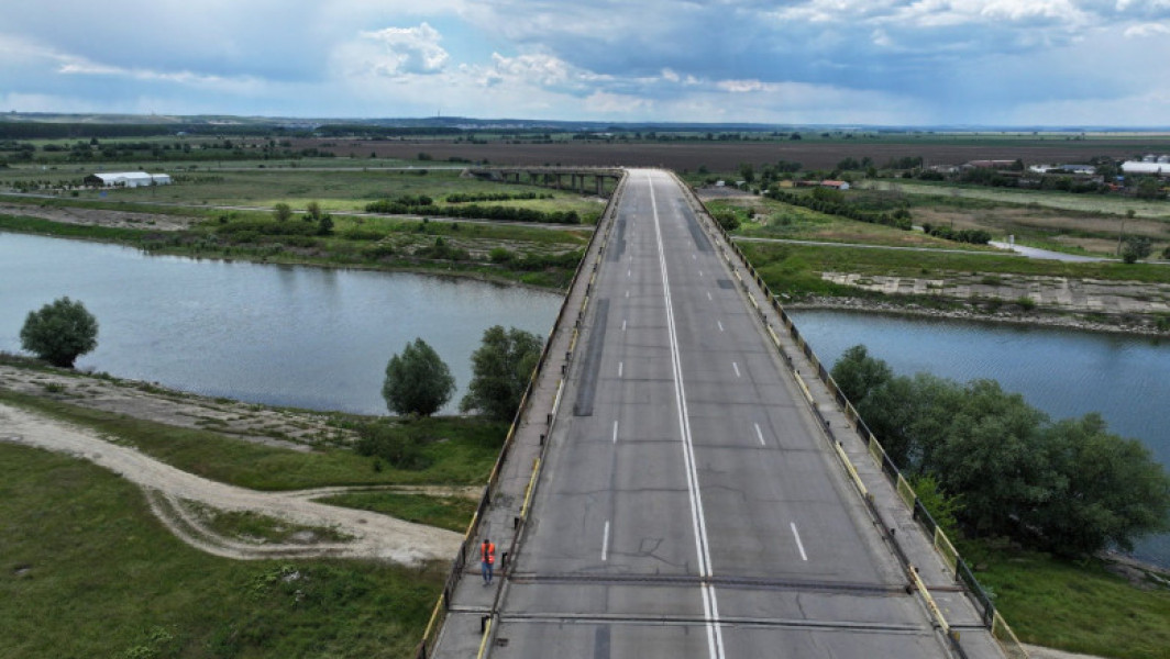 Tronsonul A0 Sud, lotul 3, se va deschide oficial luni după amiază, oferind o cale rapidă de ocolire a Bucureștiului. La ora 17:00, circulația va fi permisă pe ultimii 18 kilometri ai autostrăzii, între Joita și Bragadiru. Aceasta va permite șoferilor să ocolească capitala pe un drum modern și sigur, eliberând, astfel, centura de traficul de tranzit, notează digi24.ro.