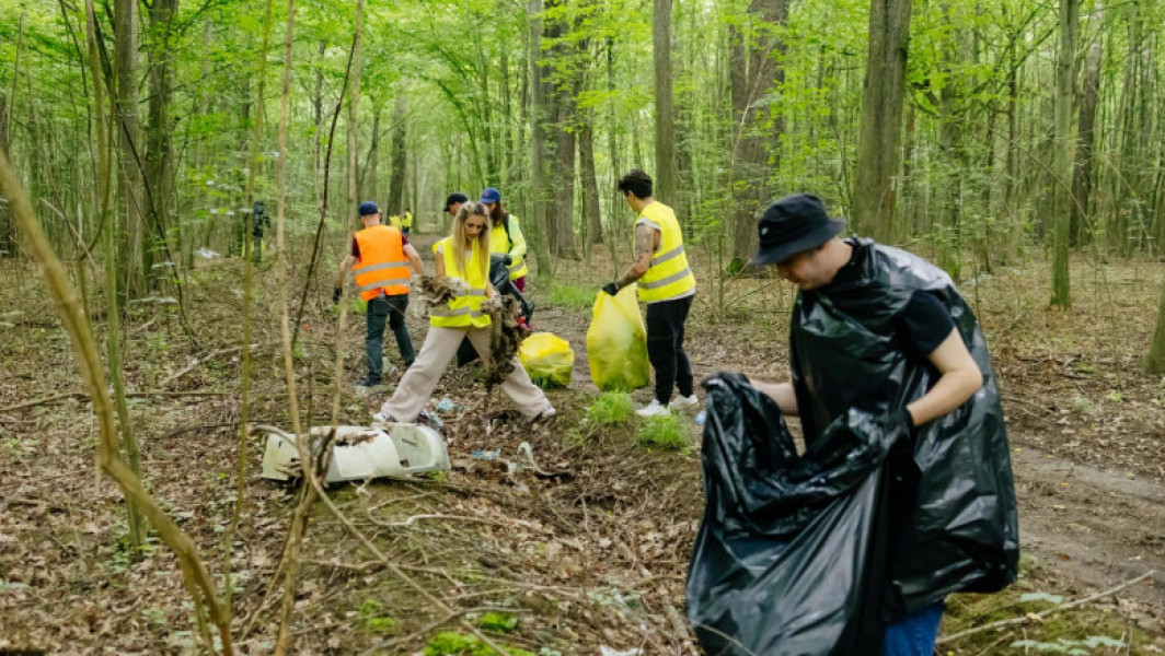 campanie de curățenie în pădurea plopeni, praova: peste 15 tone de deșeuri colectate de voluntari