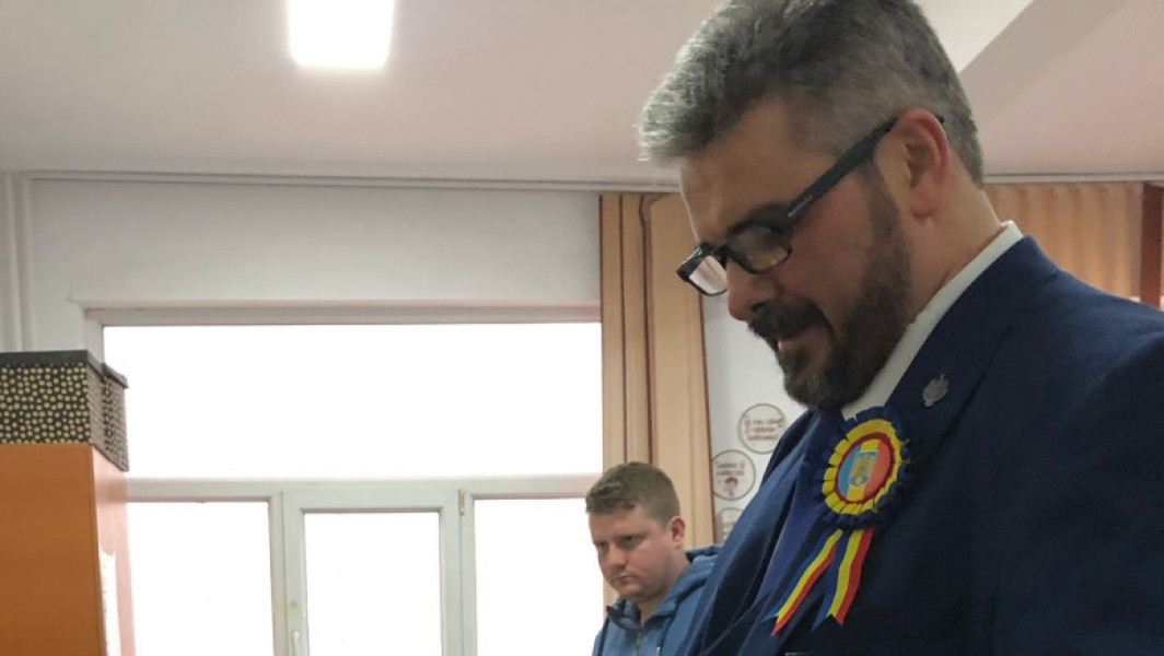Parlamentarii români au votat eliminarea diurnelor de cazare pentru cei care au locuințe în București sau Ilfov, în ultima ședință de plen a sesiunii legislative, relatează digi24.ro. Deși decizia a trecut fără dificultăți, au existat și opinii vehemente și declarații scandaloase în timpul dezbaterilor.