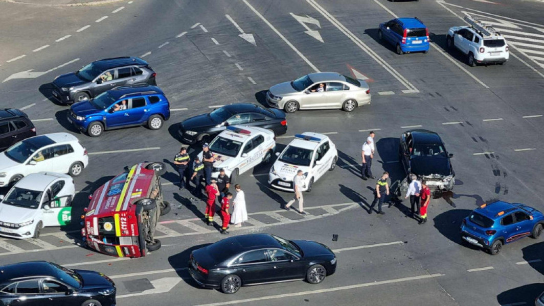 ambulanta răsturnată într-un accident în apropierea Parlamentului
